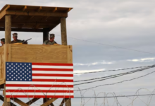 EE.UU. envía primer vuelo con migrantes detenidos a centro de detención en Guantánamo