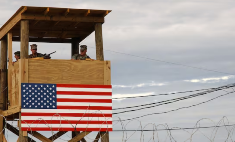 EE.UU. envía primer vuelo con migrantes detenidos a centro de detención en Guantánamo