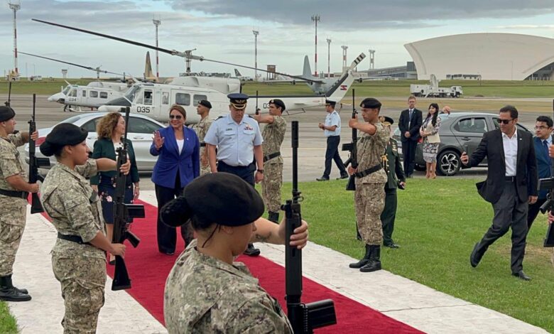 Xiomara Castro llega a Uruguay para participar en la investidura presidencial de Yumandú Orsi