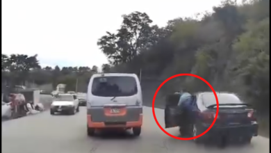 Policía es captado peleando vía con conductor de microbús en carretera al sur (VIDEO)