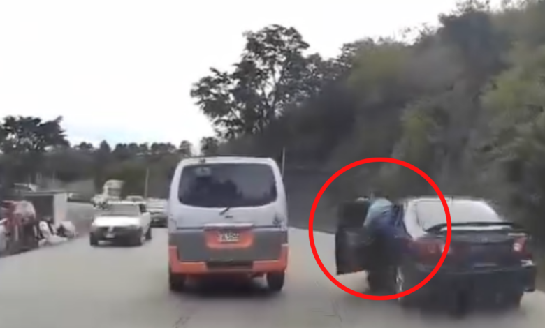 Policía es captado peleando vía con conductor de microbús en carretera al sur (VIDEO)