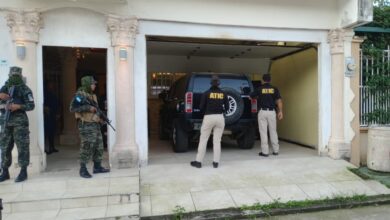 Autoridades ejecutan allanamientos contra red de narcotráfico en La Ceiba y Roatán