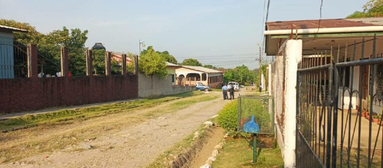 Hallan cuerpo de joven envuelto en sábanas en cuneta de El Progreso, Yoro
