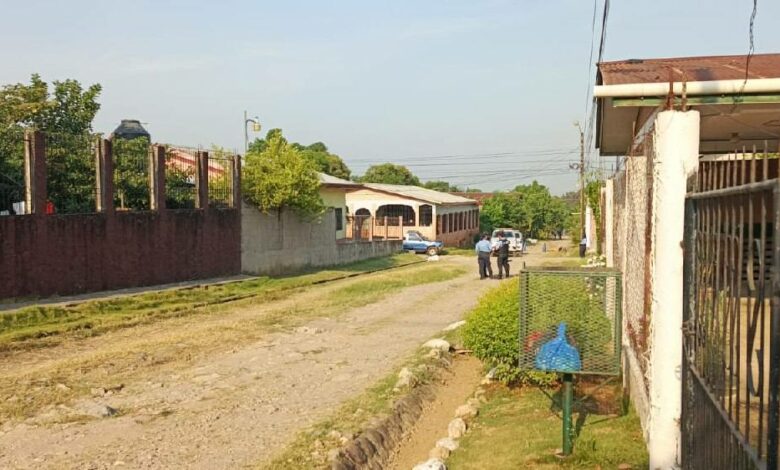 Hallan cuerpo de joven envuelto en sábanas en cuneta de El Progreso, Yoro